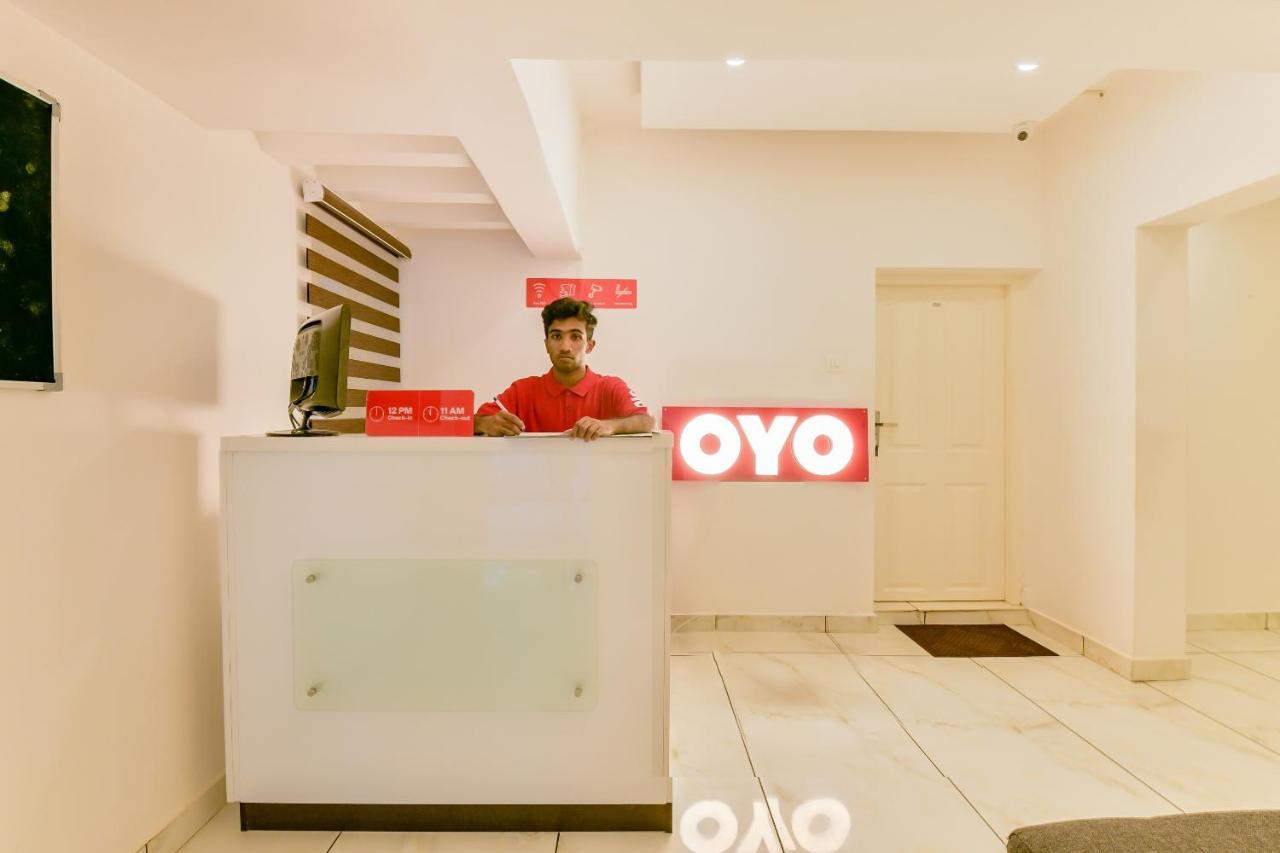 Vaccinated Staff - Oyo 15973 F Square Hotell Kochi Exteriör bild