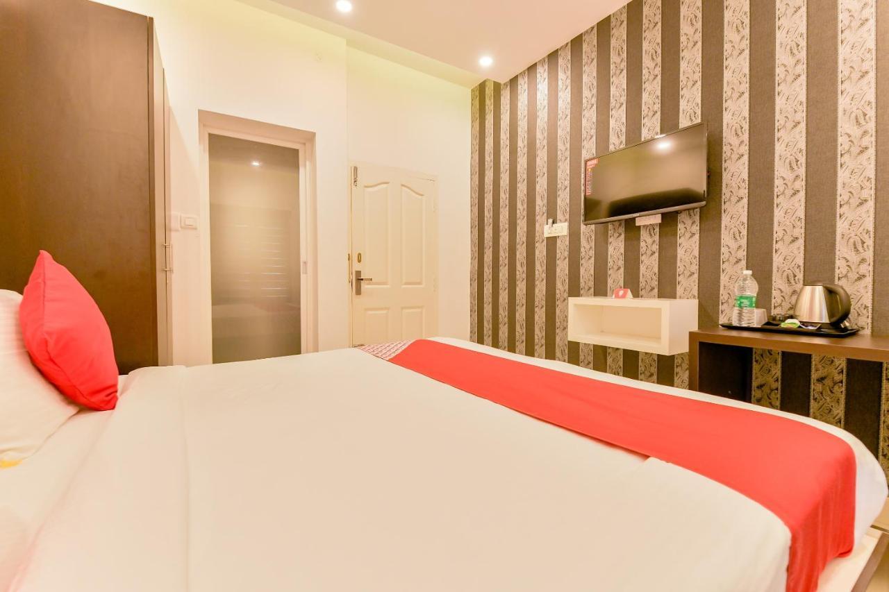 Vaccinated Staff - Oyo 15973 F Square Hotell Kochi Exteriör bild