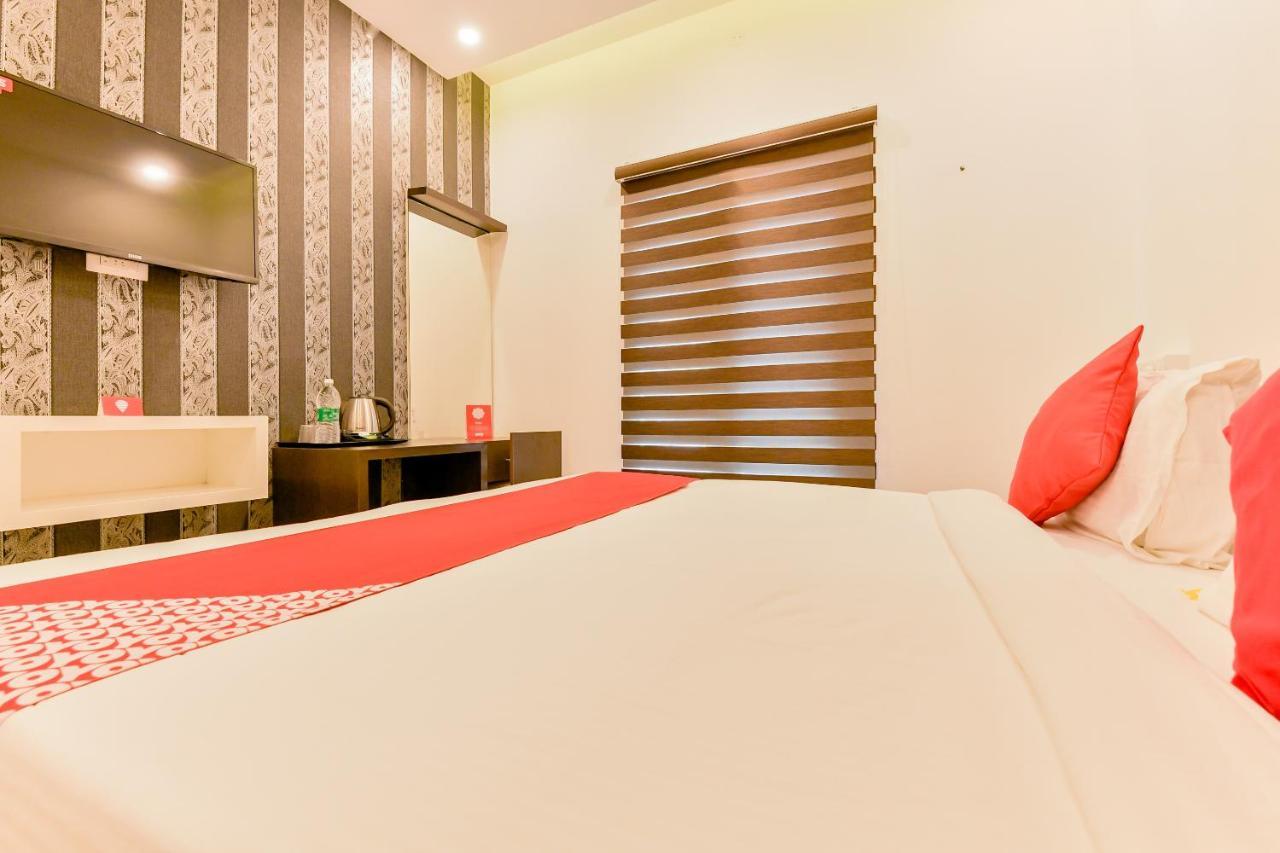 Vaccinated Staff - Oyo 15973 F Square Hotell Kochi Exteriör bild