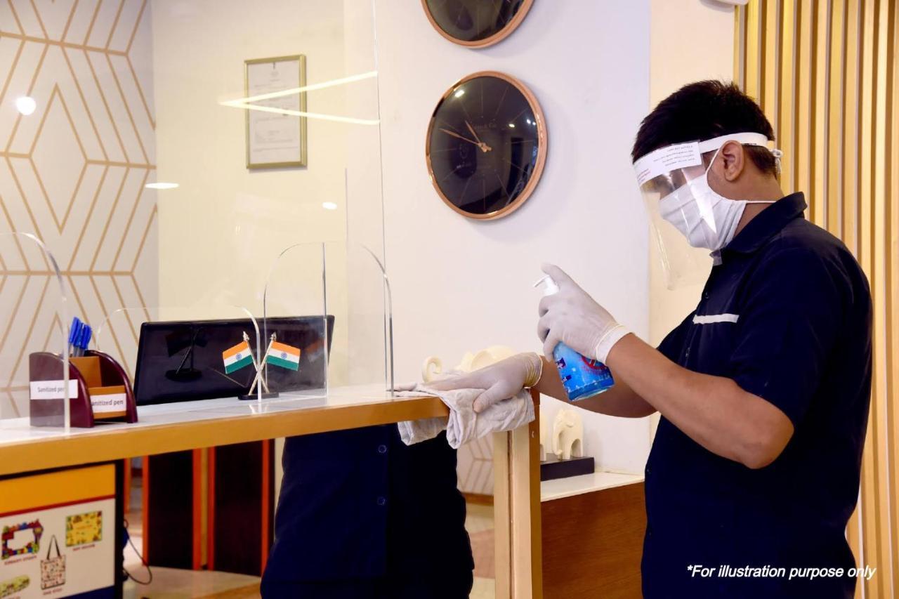 Vaccinated Staff - Oyo 15973 F Square Hotell Kochi Exteriör bild